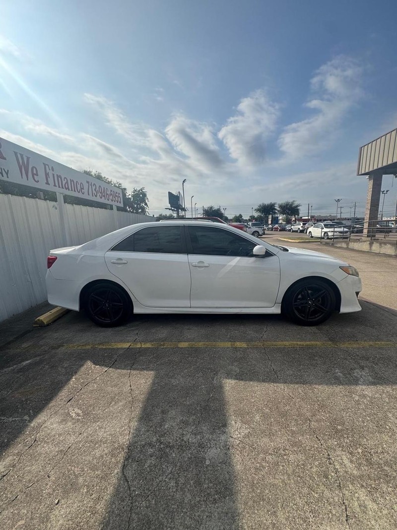 Toyota Camry Vehicle Full-screen Gallery Image 08