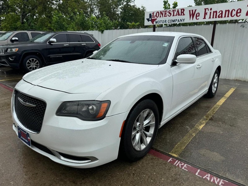 Chrysler 300 Vehicle Full-screen Gallery Image 02