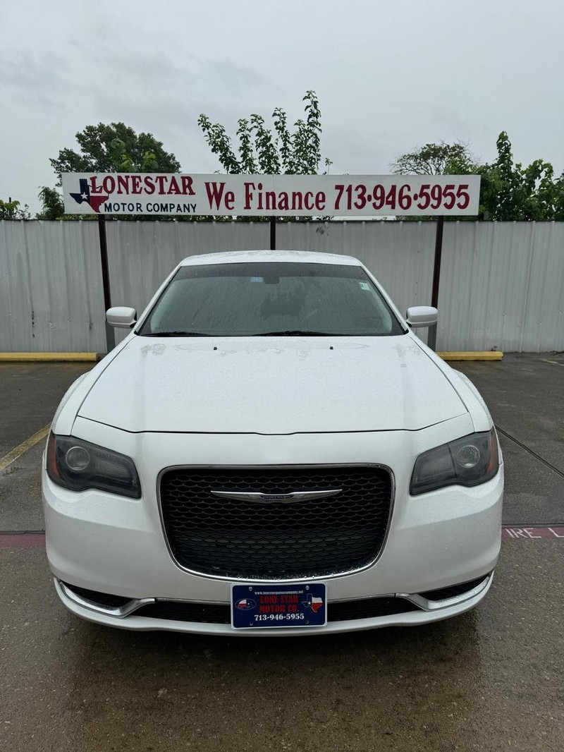 Chrysler 300 Vehicle Full-screen Gallery Image 03