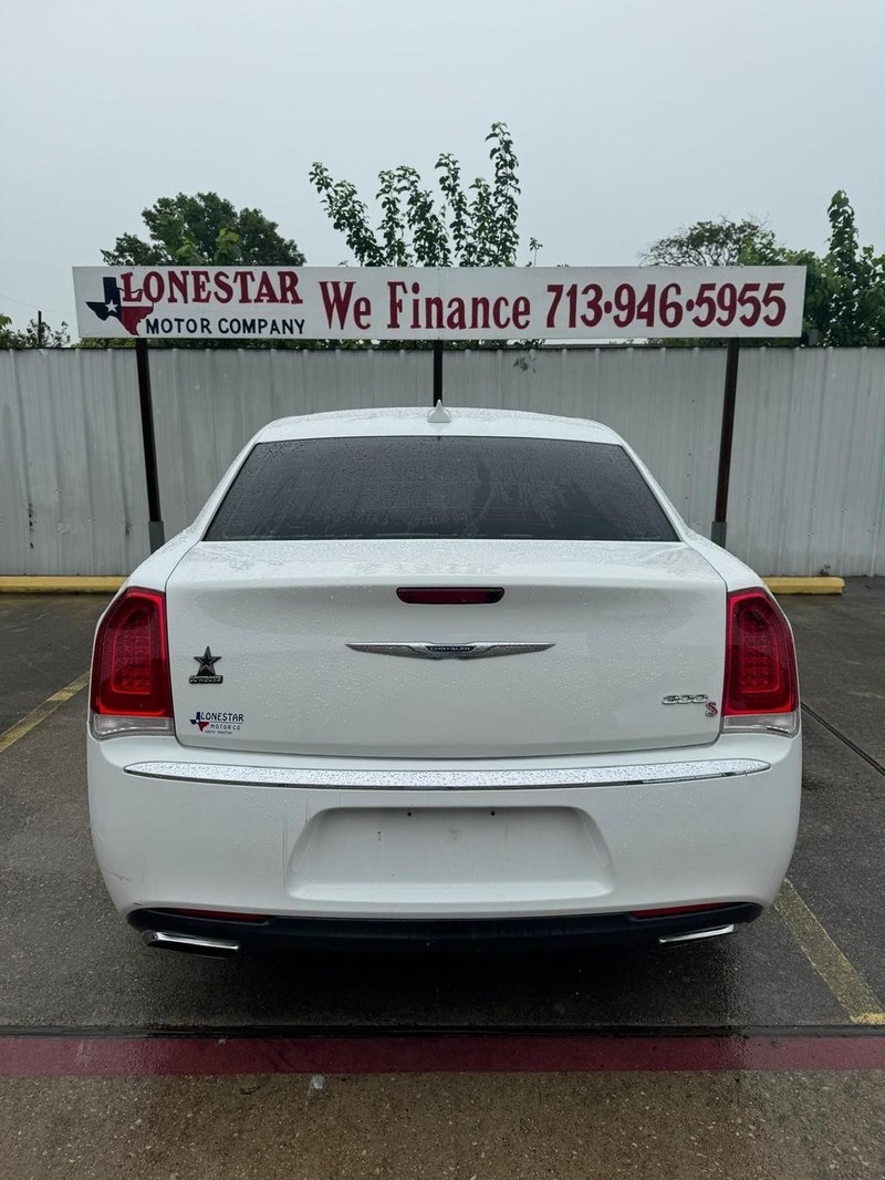 Chrysler 300 Vehicle Full-screen Gallery Image 04