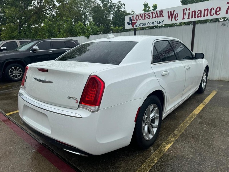 Chrysler 300 Vehicle Full-screen Gallery Image 05