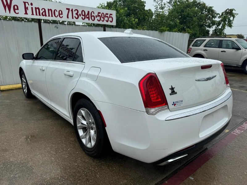 Chrysler 300 Vehicle Full-screen Gallery Image 06