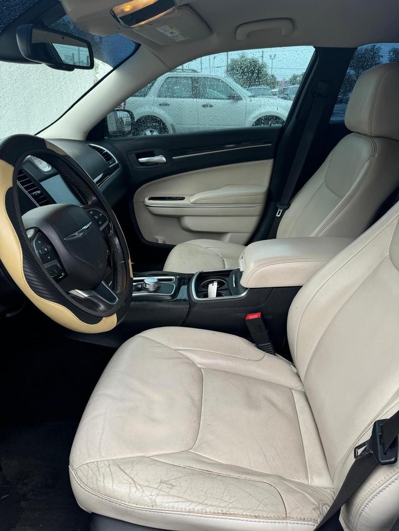 Chrysler 300 Vehicle Full-screen Gallery Image 08