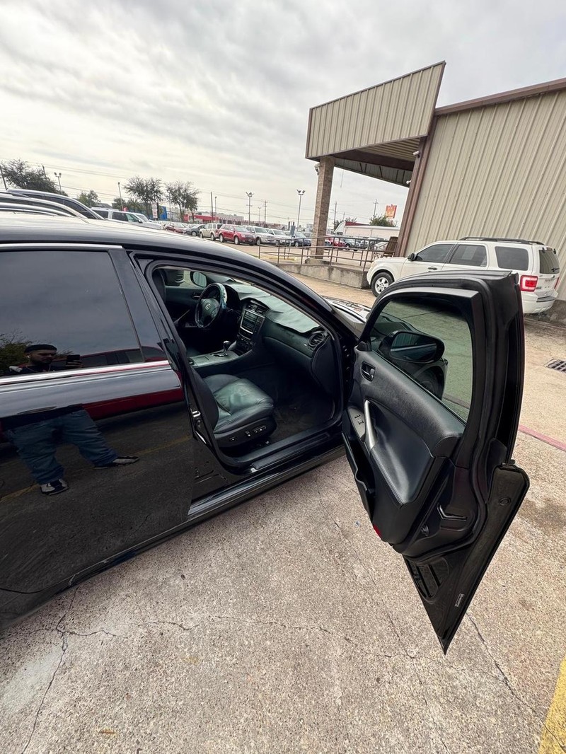 Lexus IS 250 Vehicle Full-screen Gallery Image 09