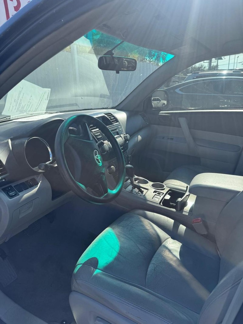 Toyota Highlander Vehicle Full-screen Gallery Image 09