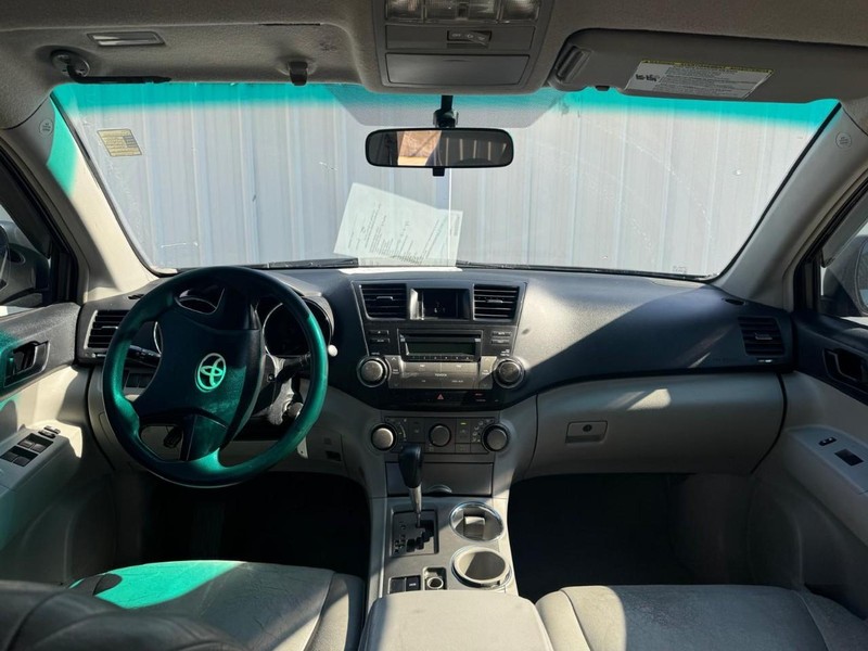 Toyota Highlander Vehicle Full-screen Gallery Image 10