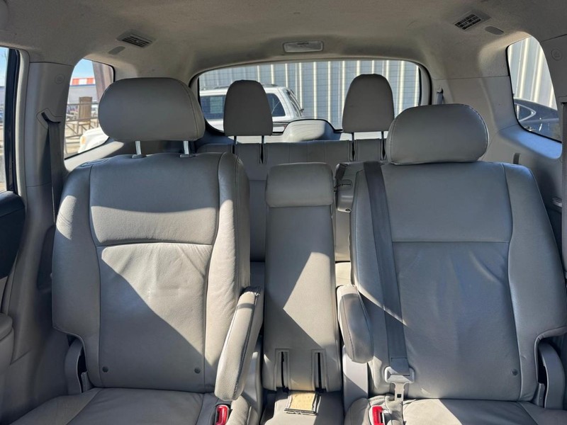 Toyota Highlander Vehicle Full-screen Gallery Image 11
