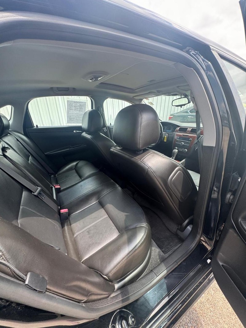 Chevrolet Impala Vehicle Full-screen Gallery Image 09