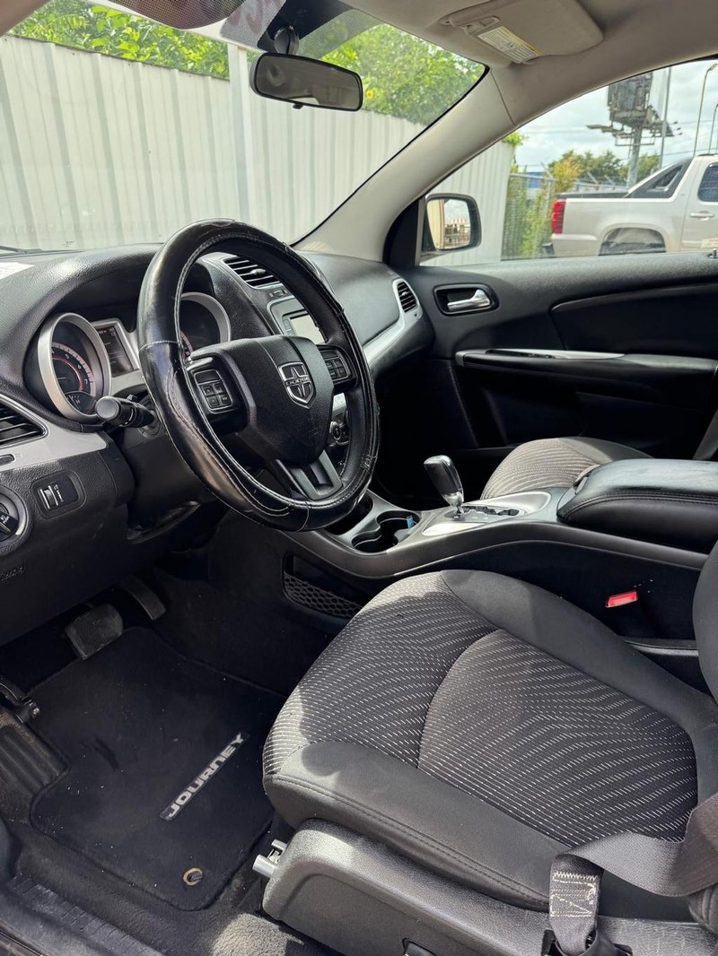 Dodge Journey Vehicle Full-screen Gallery Image 08