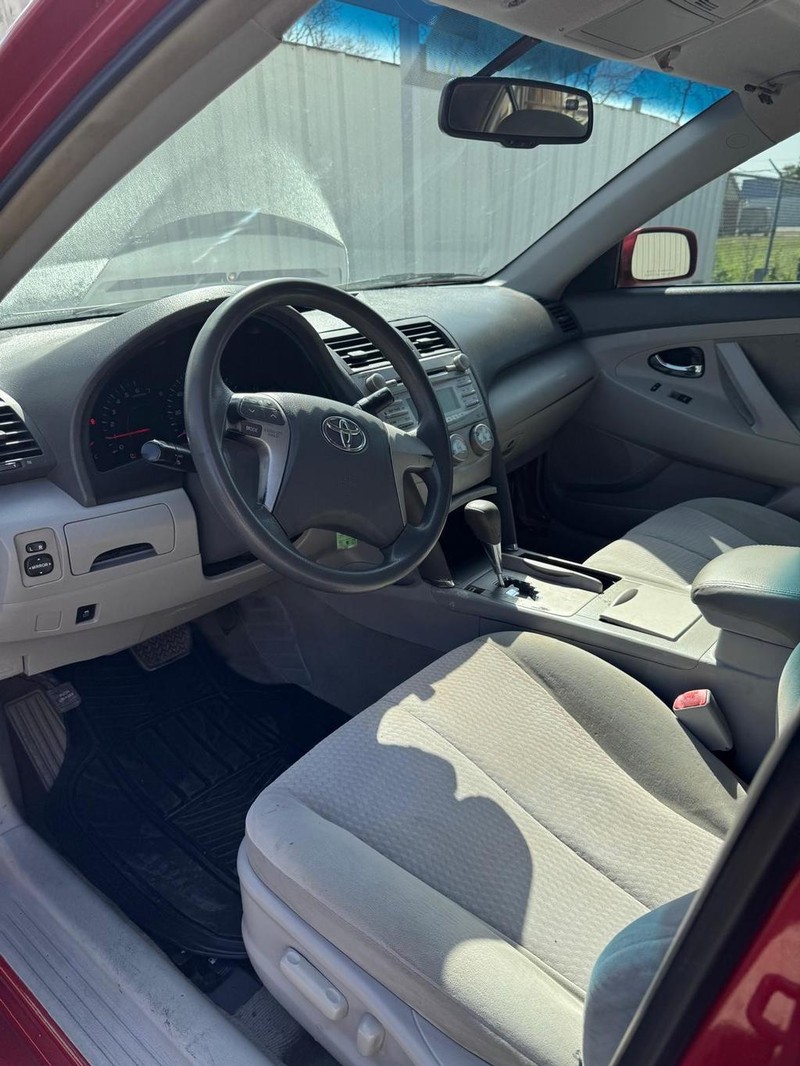 Toyota Camry Vehicle Full-screen Gallery Image 08