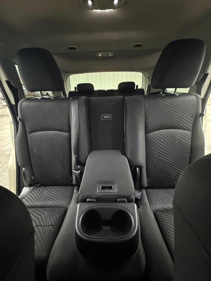 Dodge Journey Vehicle Full-screen Gallery Image 09