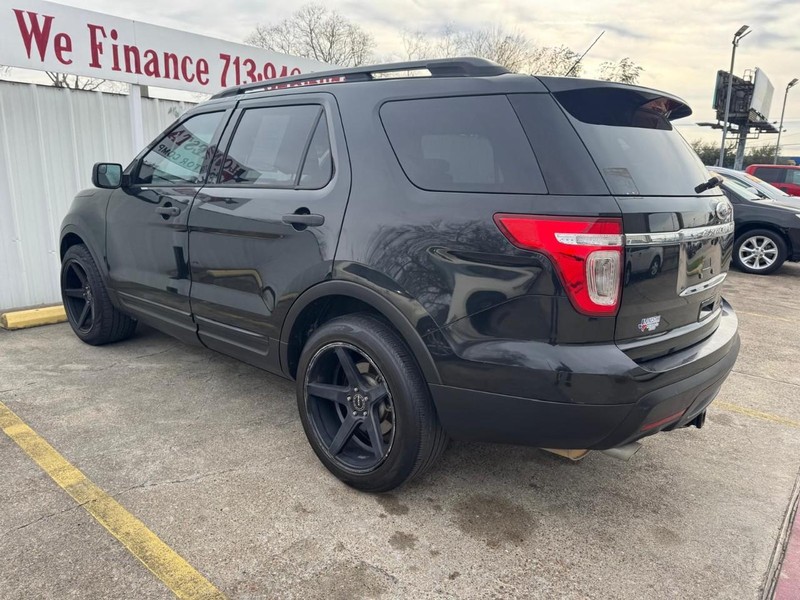 Ford Explorer Vehicle Full-screen Gallery Image 05