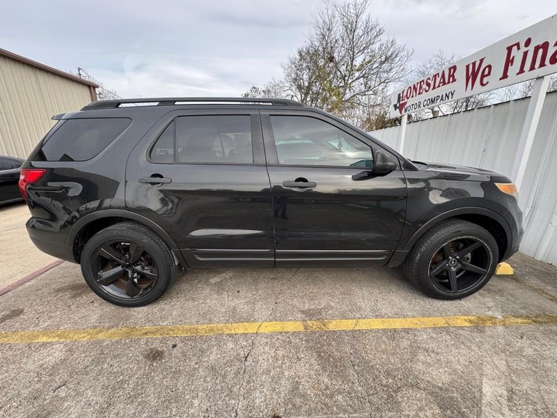 Ford Explorer Vehicle Full-screen Gallery Image 07