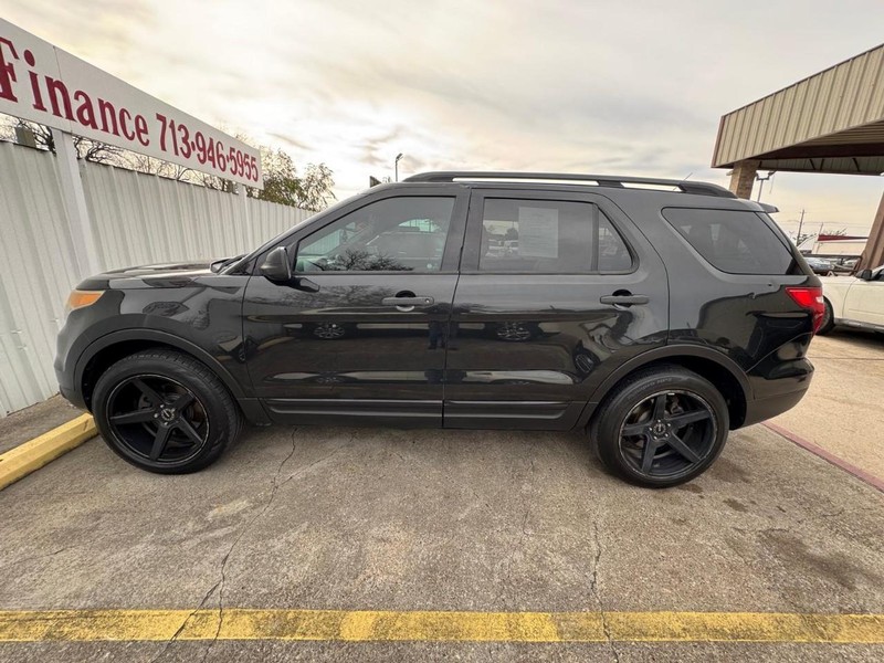 Ford Explorer Vehicle Full-screen Gallery Image 08