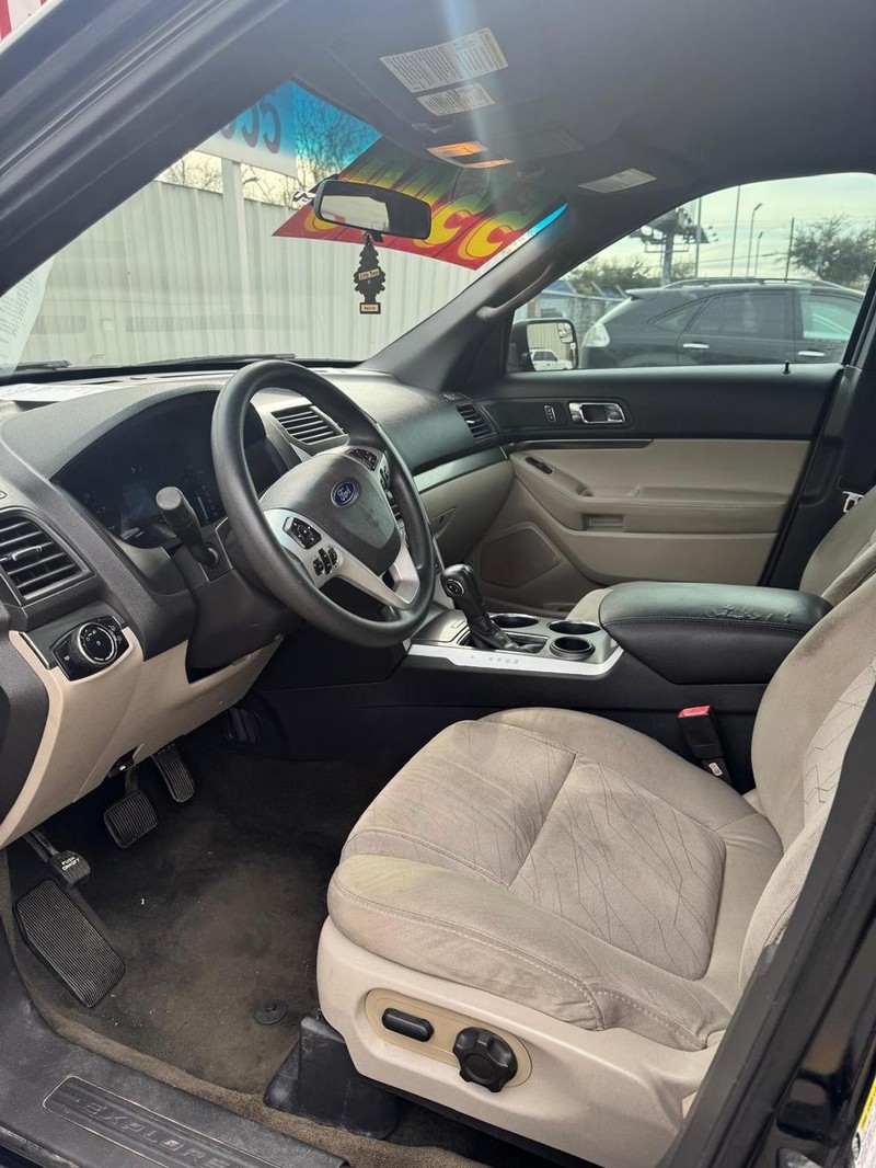 Ford Explorer Vehicle Full-screen Gallery Image 09