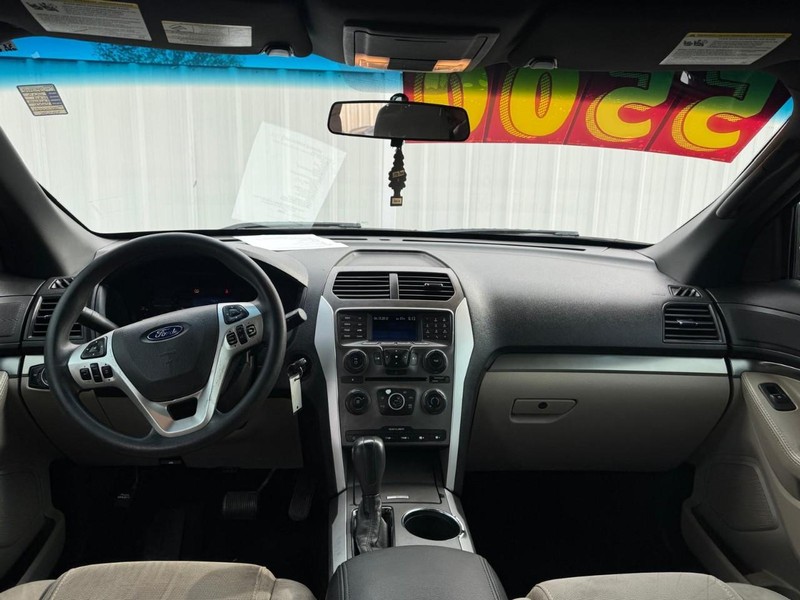 Ford Explorer Vehicle Full-screen Gallery Image 10