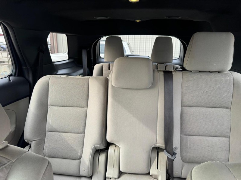 Ford Explorer Vehicle Full-screen Gallery Image 11