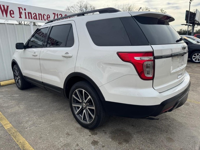 Ford Explorer Vehicle Full-screen Gallery Image 06