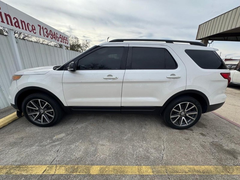 Ford Explorer Vehicle Full-screen Gallery Image 07