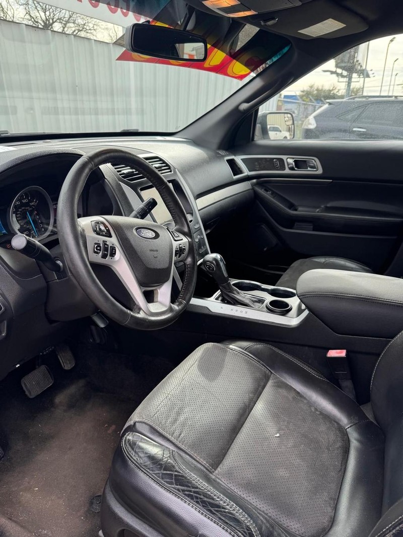 Ford Explorer Vehicle Full-screen Gallery Image 09