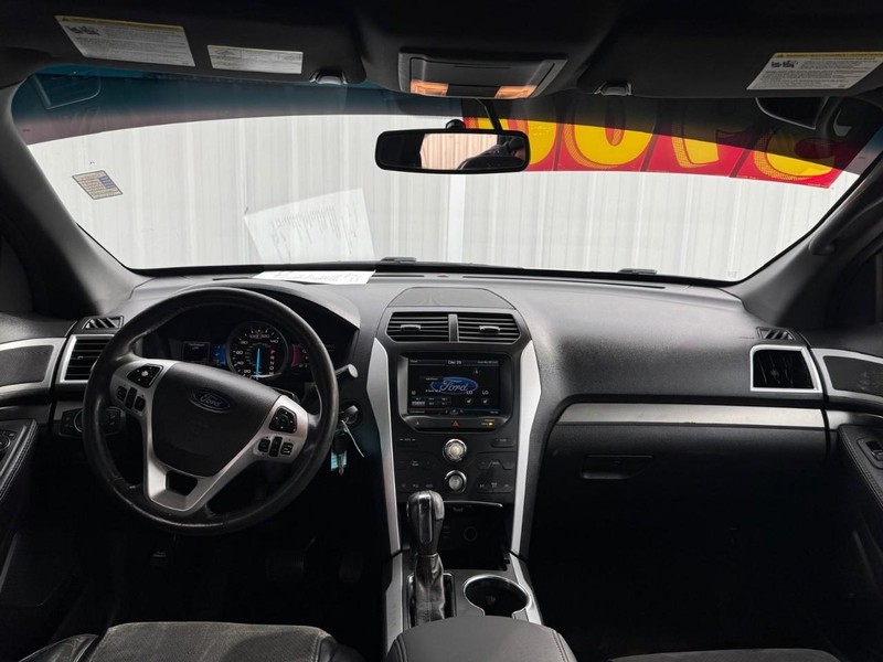 Ford Explorer Vehicle Full-screen Gallery Image 10