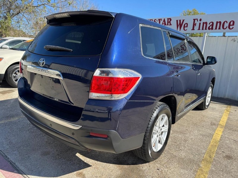 Toyota Highlander Vehicle Full-screen Gallery Image 05