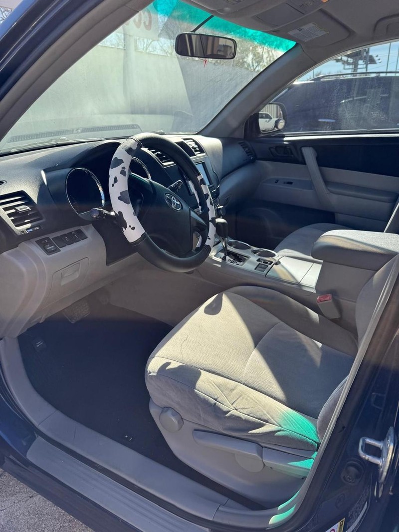 Toyota Highlander Vehicle Full-screen Gallery Image 09