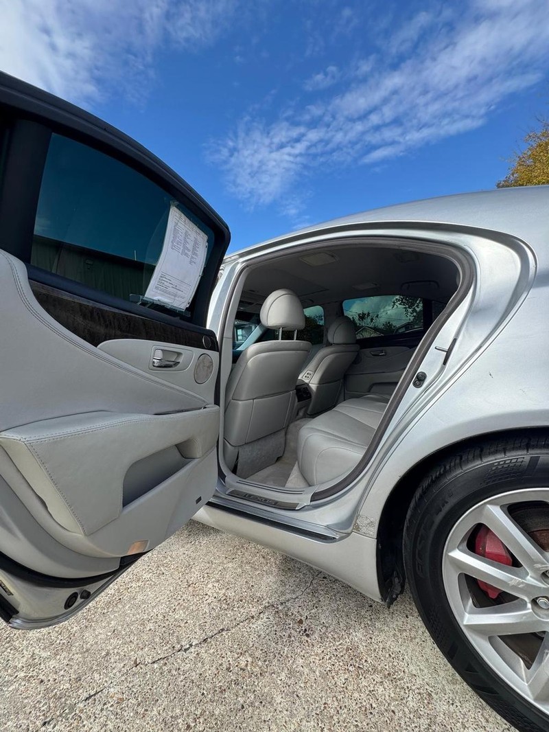 Lexus LS 460 Vehicle Full-screen Gallery Image 10