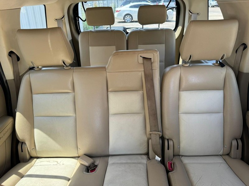 Ford Explorer Vehicle Full-screen Gallery Image 10