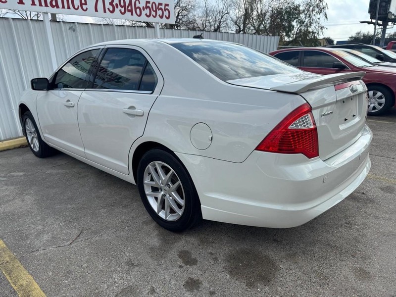 Ford Fusion Vehicle Full-screen Gallery Image 05