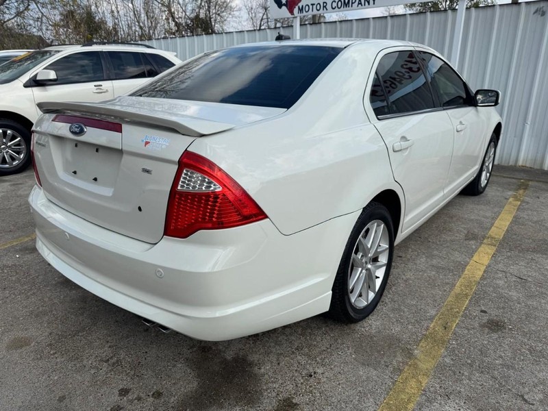 Ford Fusion Vehicle Full-screen Gallery Image 06