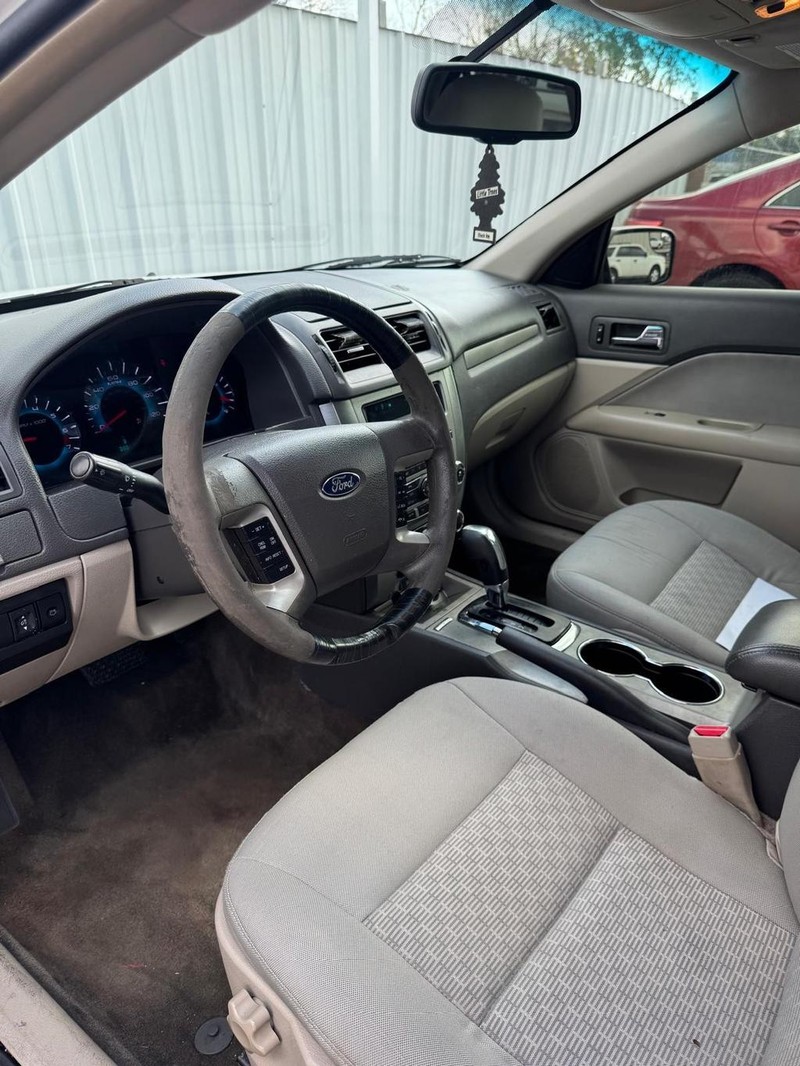 Ford Fusion Vehicle Full-screen Gallery Image 09