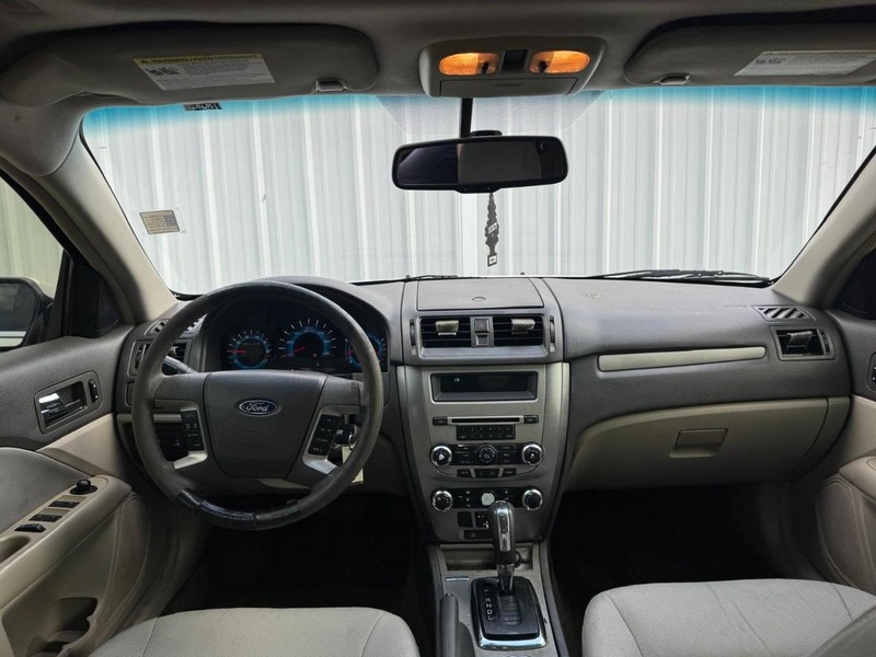 Ford Fusion Vehicle Full-screen Gallery Image 10