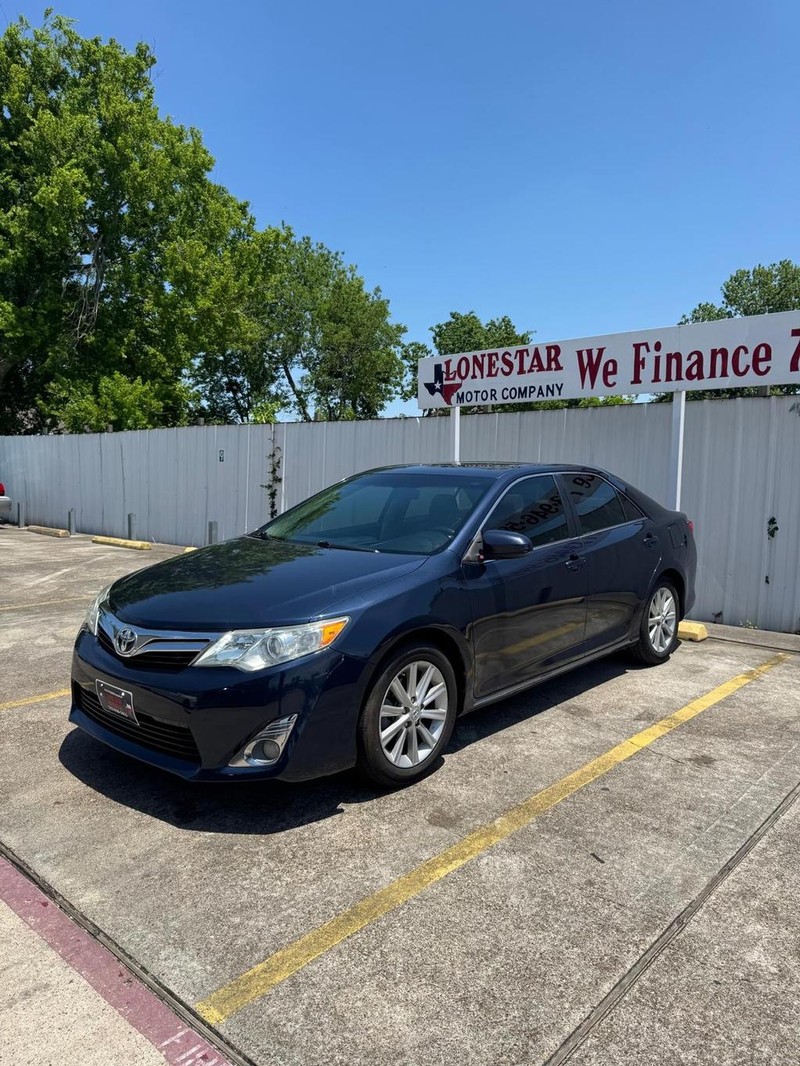 Toyota Camry Vehicle Full-screen Gallery Image 02