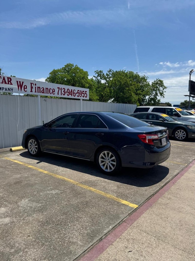 Toyota Camry Vehicle Full-screen Gallery Image 05