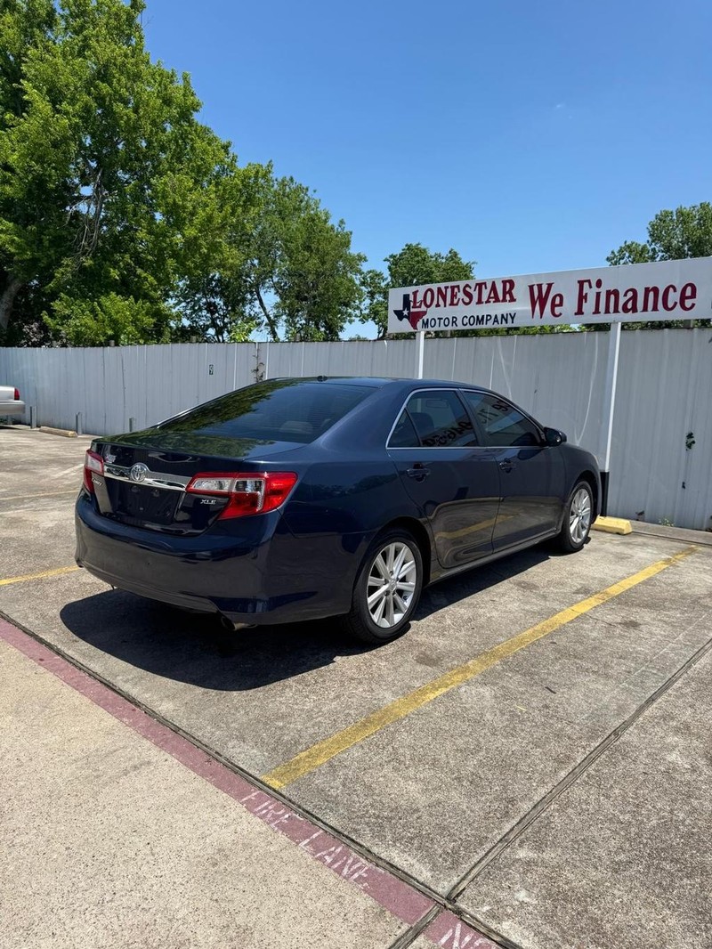 Toyota Camry Vehicle Full-screen Gallery Image 06