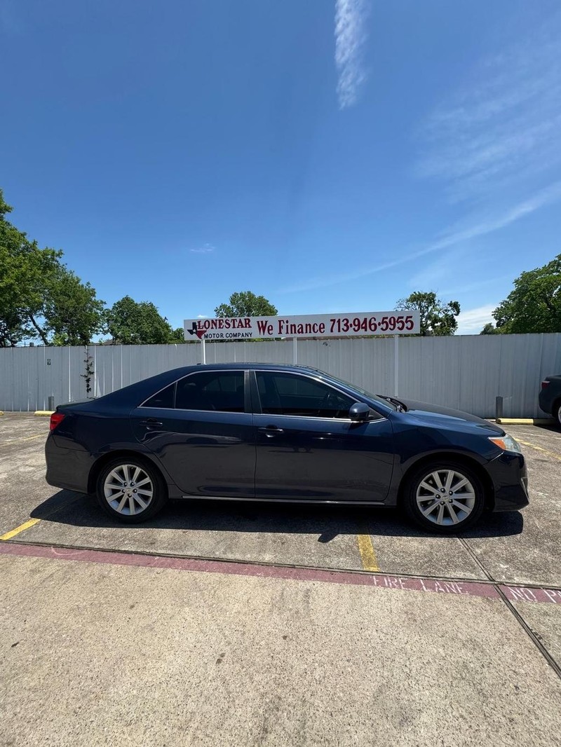 Toyota Camry Vehicle Full-screen Gallery Image 07