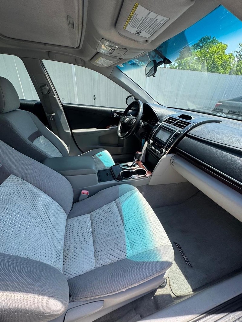 Toyota Camry Vehicle Full-screen Gallery Image 08