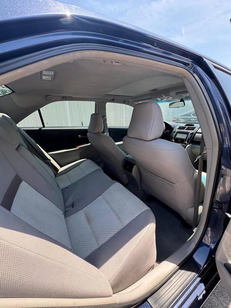 Toyota Camry Vehicle Full-screen Gallery Image 09