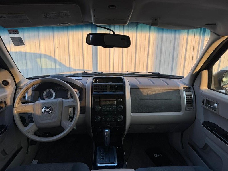 Mazda Tribute Vehicle Full-screen Gallery Image 10