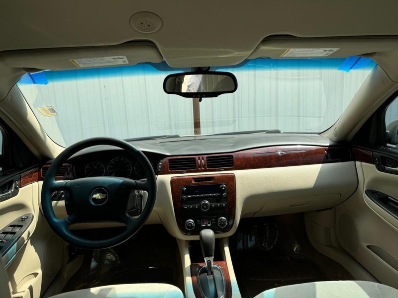Chevrolet Impala Vehicle Full-screen Gallery Image 09
