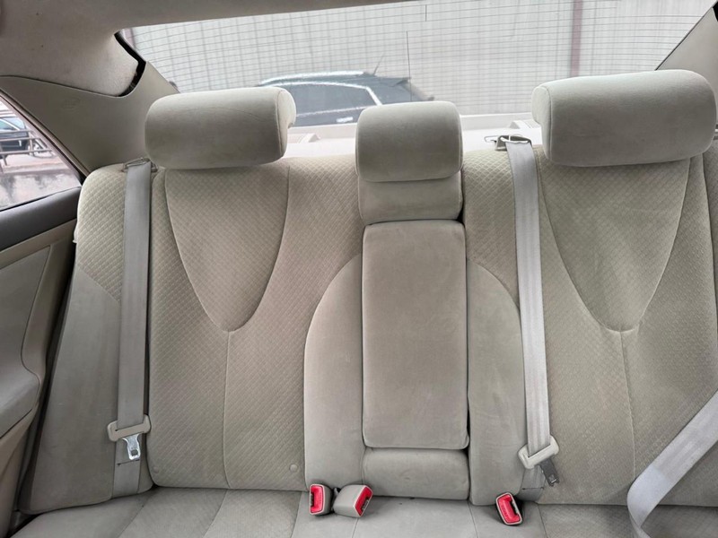 Toyota Camry Vehicle Full-screen Gallery Image 10