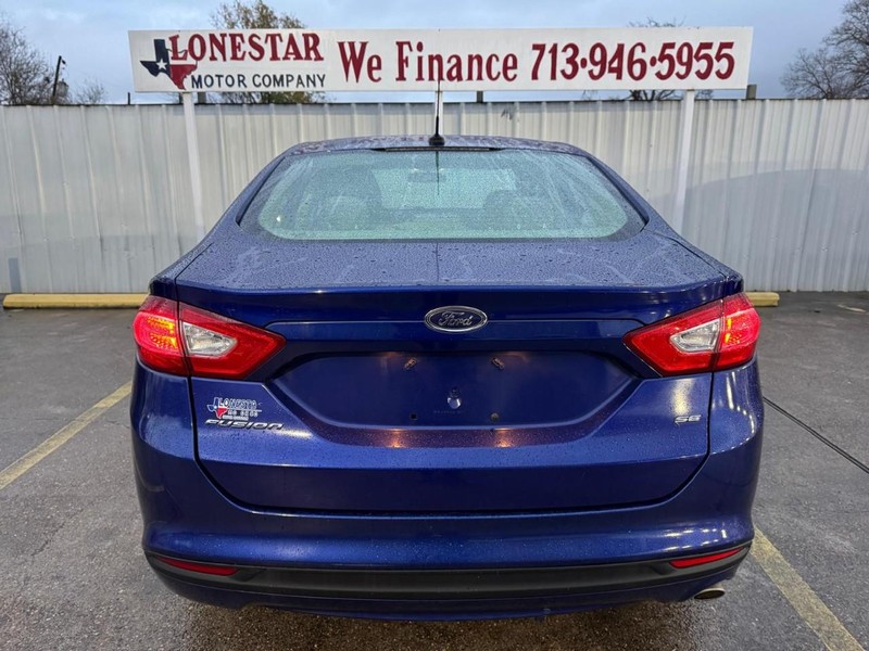 Ford Fusion Vehicle Full-screen Gallery Image 04