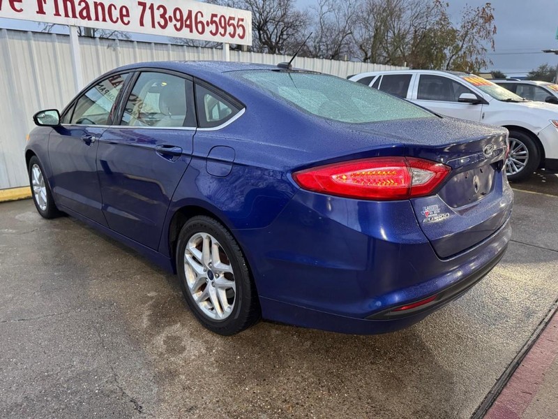 Ford Fusion Vehicle Full-screen Gallery Image 05