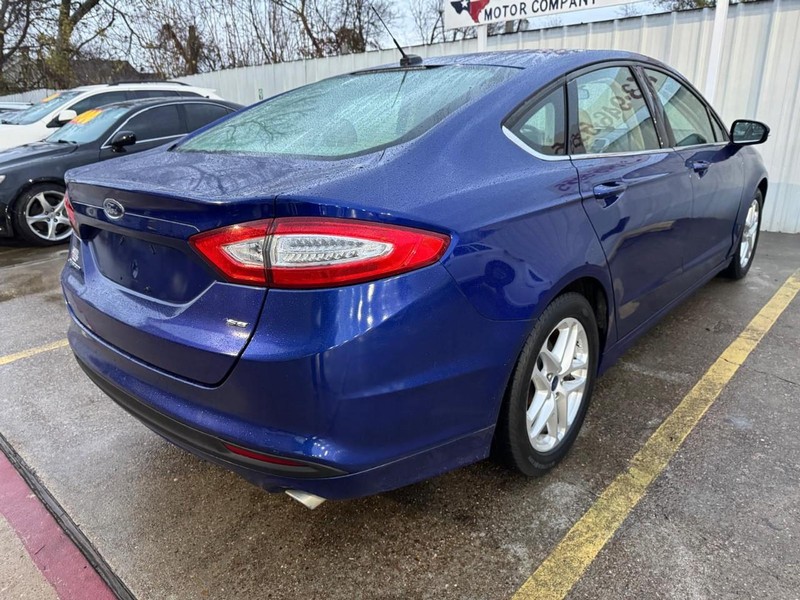 Ford Fusion Vehicle Full-screen Gallery Image 06