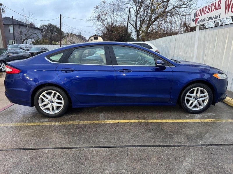 Ford Fusion Vehicle Full-screen Gallery Image 07