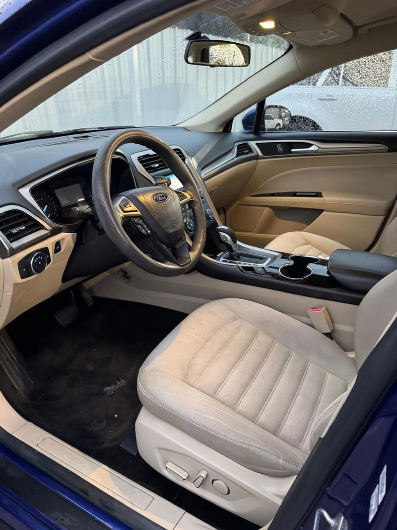 Ford Fusion Vehicle Full-screen Gallery Image 09