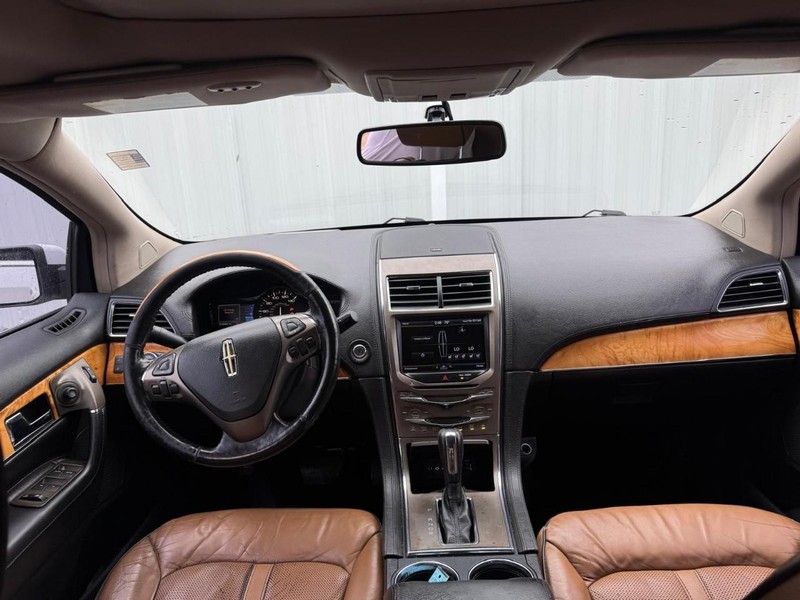 Lincoln MKX Vehicle Full-screen Gallery Image 09
