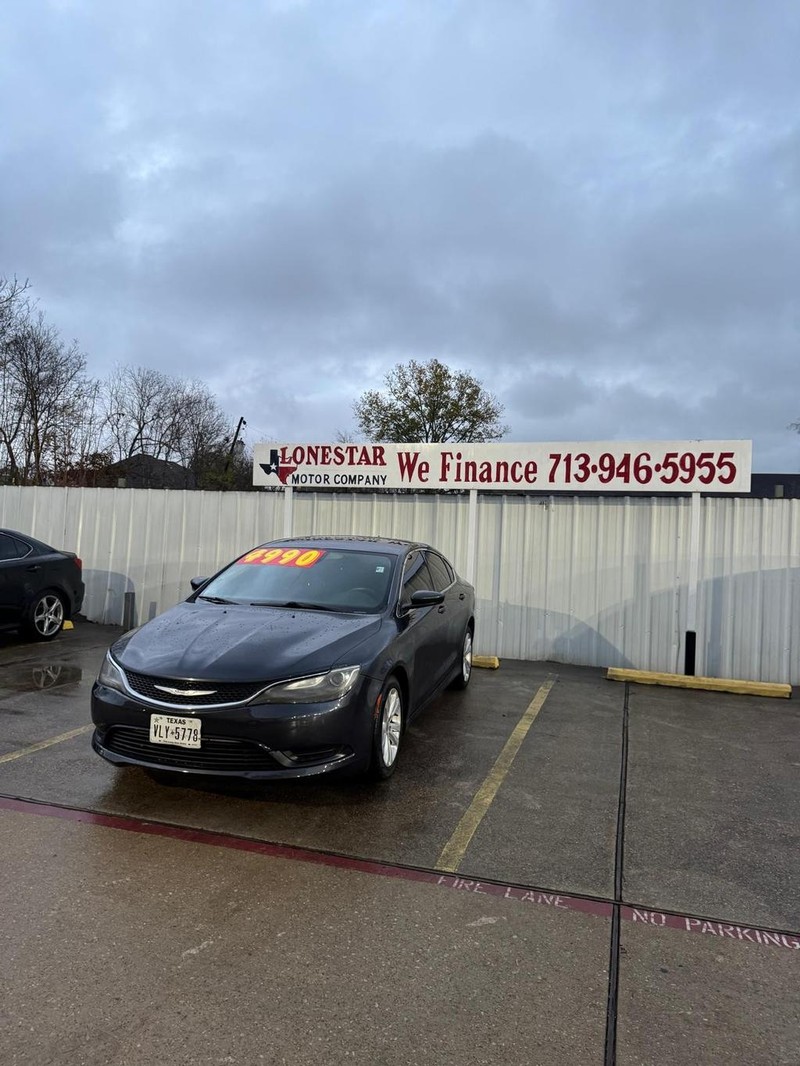 Chrysler 200 Vehicle Full-screen Gallery Image 02