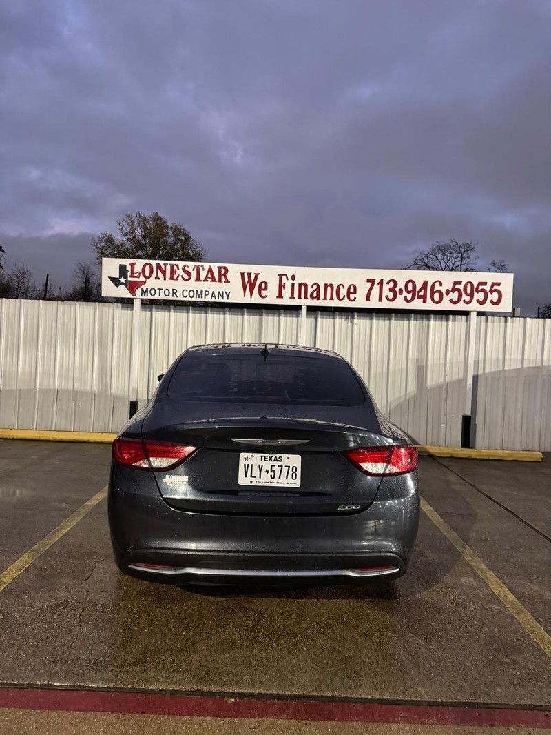 Chrysler 200 Vehicle Full-screen Gallery Image 04